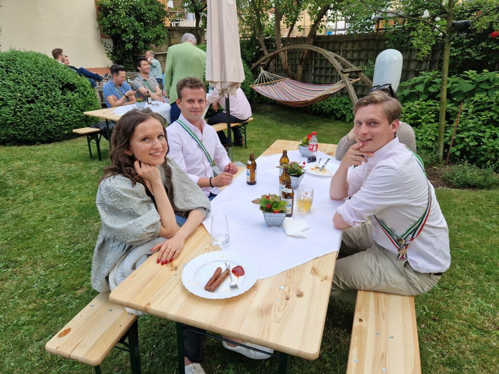 Fröhliches Zusammensein beim Grillfest im Garten.