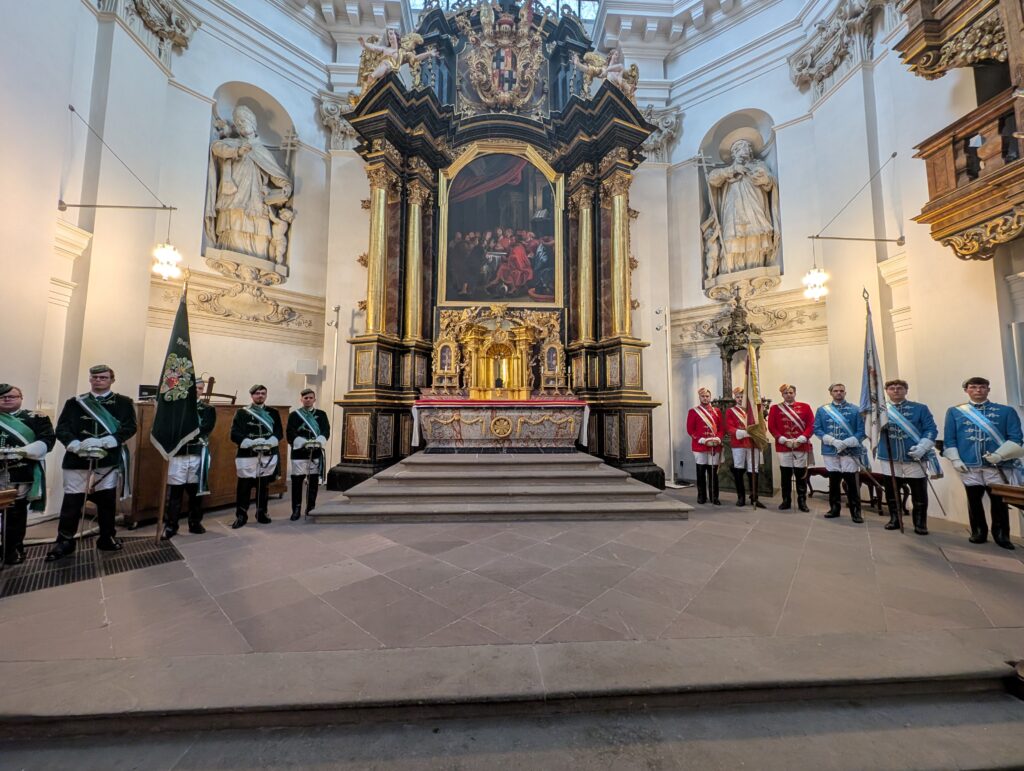 Chargierte links und rechts vom Hochaltar im Dom.