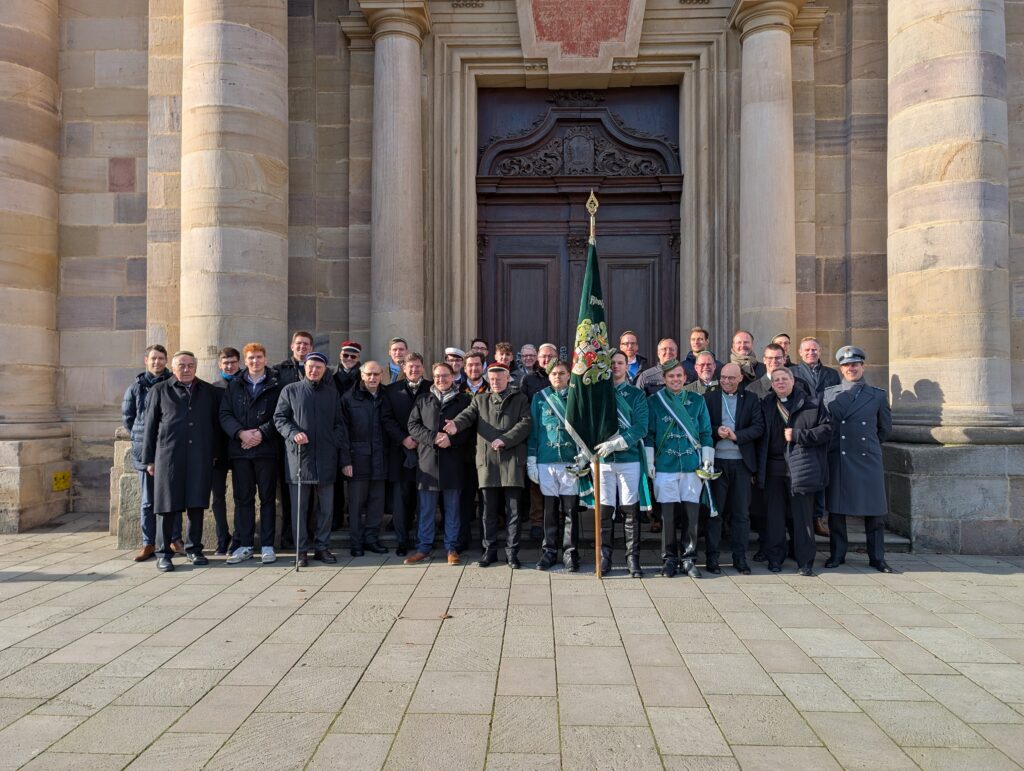 Gruppenfoto der Adolphiana nach der Stiftungsfestmesse vor dem Dom.