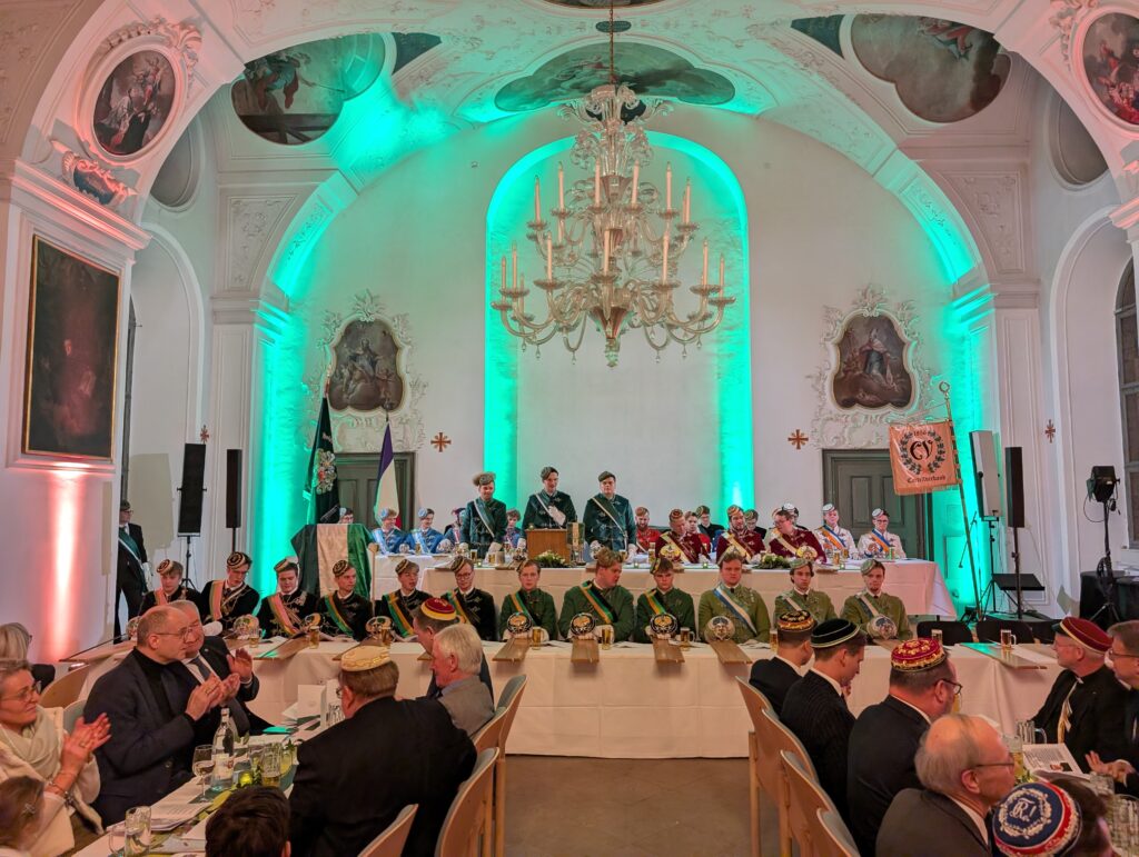 Präsidium zum 40. Stiftungsfest in der Aula der Adolf von Dalberg Schule.