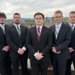Die Chargen des Wintersemester 2026/27 posieren auf dem Turm des Stadtschlosses mit dem Dom im Hintergrund.