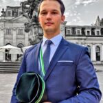 Ferienkommissar Maximilian Hornung vor der Orangerie-