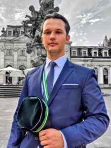 Ferienkommissar Maximilian Hornung vor der Orangerie-
