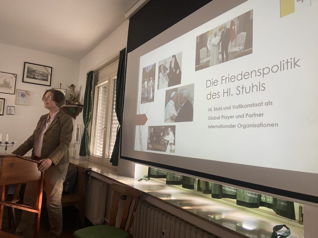 Vortrag über die Friedenspolitik des Hl. Stuhls von Prof. Dr. Machaela Lomb.