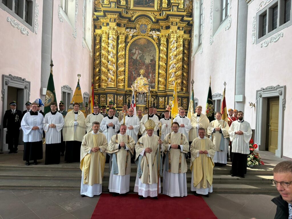 Gruppenbild vor dem Hochaltar zur Diakonweihe Lukas Arenhövel in Paderborn.