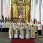 Gruppenbild vor dem Hochaltar zur Diakonweihe Lukas Arenhövel in Paderborn.
